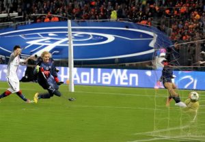 哈雷尔在对阵灰熊的比赛中展现出色表现助力球队争胜